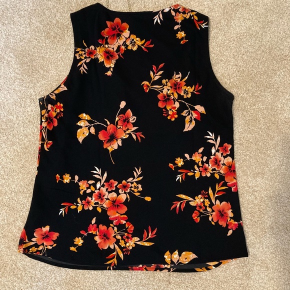 Guess sleeveless top. Gold chain front detail. Size M. - Picture 3 of 5